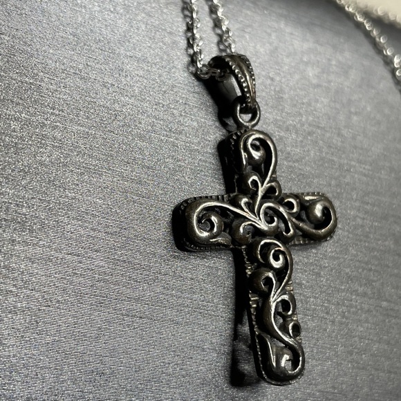 Vintage large sterling silver scroll work cross pendant. - Picture 2 of 11